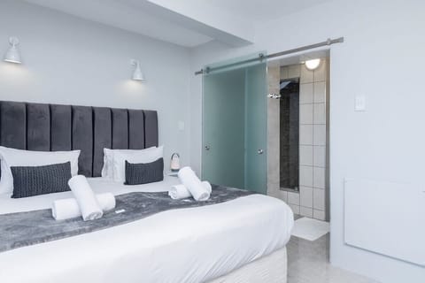 Bantry Bay Studio. Pool & Ocean Views (2293)