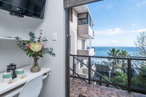 Bantry Bay Studio. Pool & Ocean Views (2306)