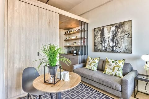 Dining Area & Lounge