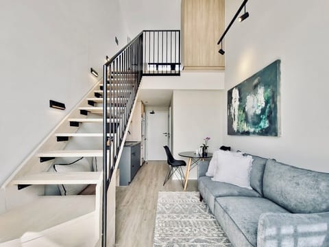 Sleek & Spacious City Loft in Town (31090)