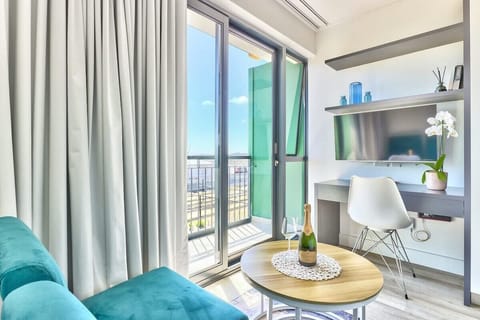 Trendy Bright Apt Galleries Old biscuit Mill mkt (7973)