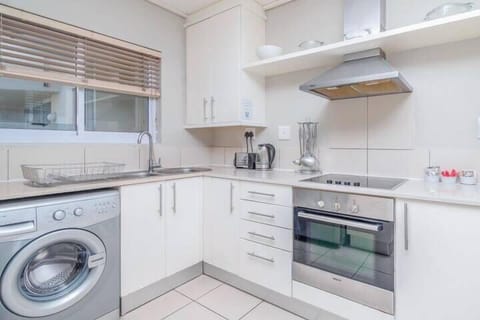 Coastal Escape with Stunning Mountain Backdrop (10400)