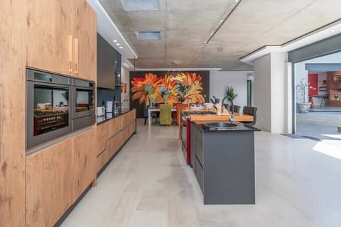 6-Bedroom Getaway with Pool in Table View (11071)