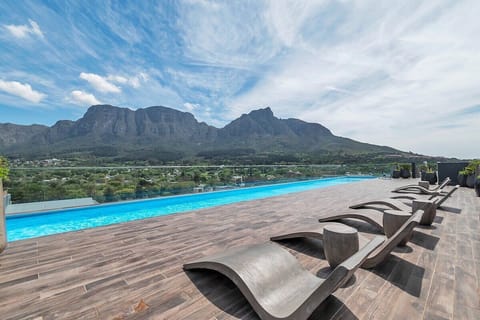 Rooftop with breathtaking views of Table Mountain. (12578)