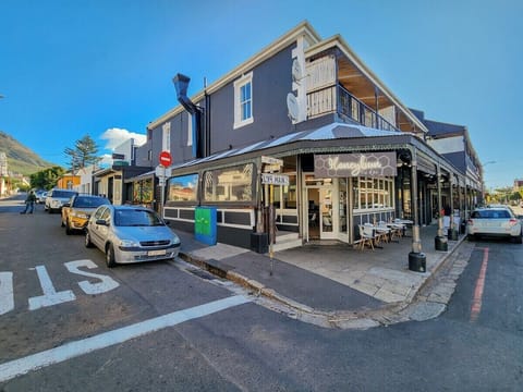 Classy  and Newly Renovated  Studio in Observatory (13395)