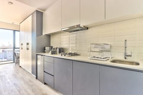 Work desk , fast Wi-Fi Mnt Views in Woodstock (21801)