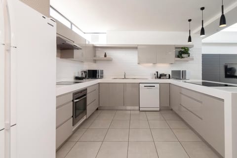 Private Room in Shared Metropole Setting (24347)