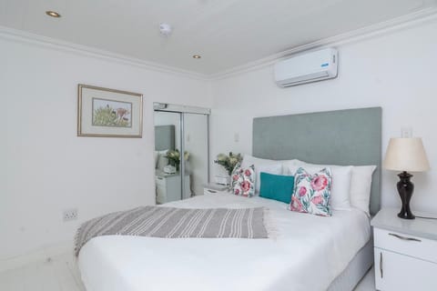 Enclosed Coastal Cabin Retreat in Navy Town (26485)