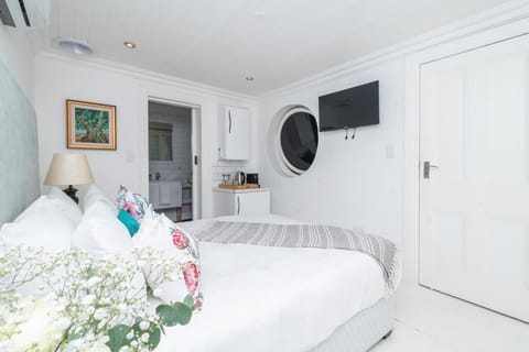 Enclosed Coastal Cabin Retreat in Navy Town (26483)