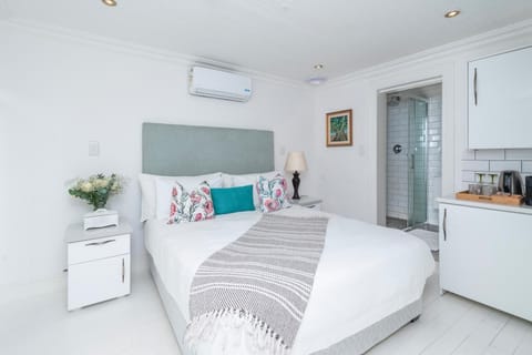 Enclosed Coastal Cabin Retreat in Navy Town (26484)