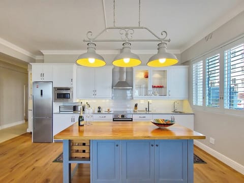 Beautiful fully kitted kitchen with a rustic style kitchen island giving you extra kitchen space
