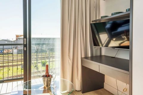 Studio Apt in the Evolving Woodstock & cafes (4574)