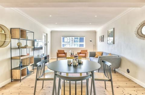 Renovated, art deco couples retreat with views! (8359)