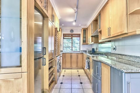 Renovated, art deco couples retreat with views! (8370)