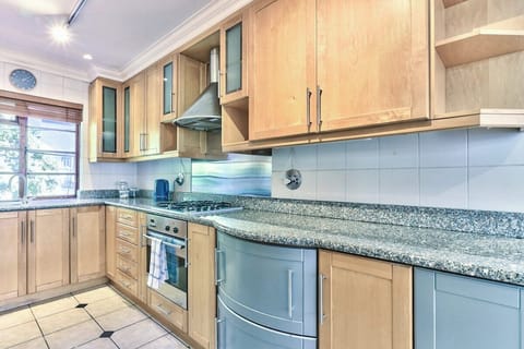 Renovated, art deco couples retreat with views! (8369)