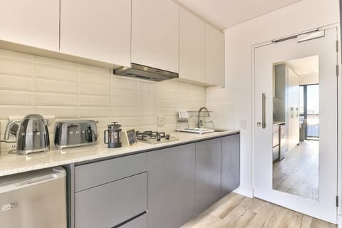 Harbour view studio with parking and Wi-Fi (9768)