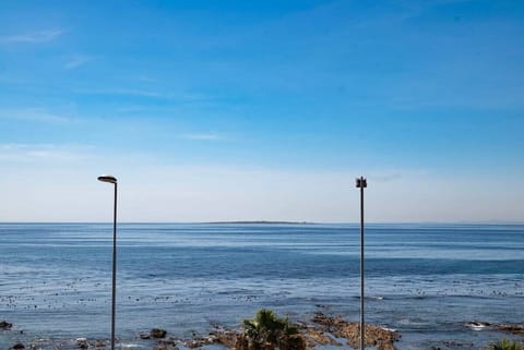 Awe-inspiring Ocean-views Apt no load-shedding (15440)