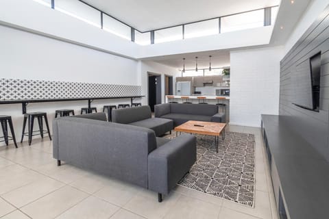 First-Floor Room in Shared Metropole Building (24336)