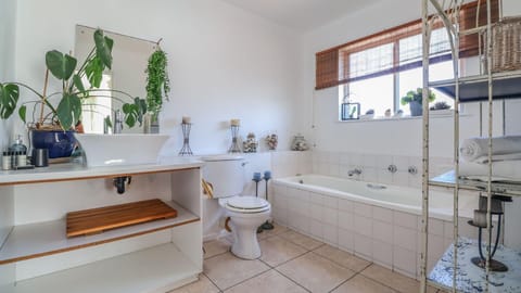 Spacious 5 Bedroom Coastal Retreat in Plettenberg (24926)