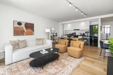 Modern 2-Bed Apartment in Claremont with Balcony (25809)