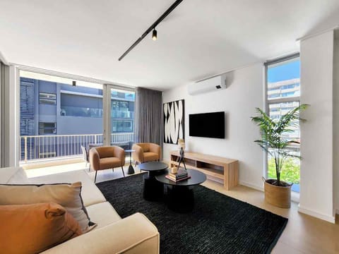 Modern 2-Bedroom in Green Point  Pool & Parking (31527)