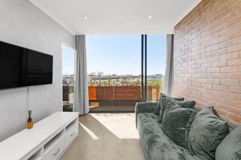Harbour View Stylish Woodstock Apartment w Balcony (27423)