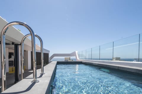 Sea Point Modern 2-Bed with Ocean & Mountain Views (27938)