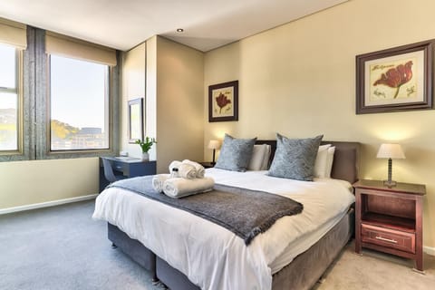 Central City Pad with Gym, Pool & Iconic Views (28230)