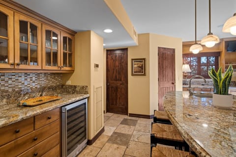 Perfect for preparing cocktails or wine