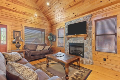 White Oak 212's cozy living area