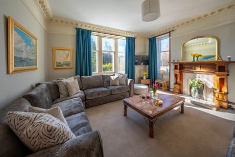 Suidhe Lodge reception room 1