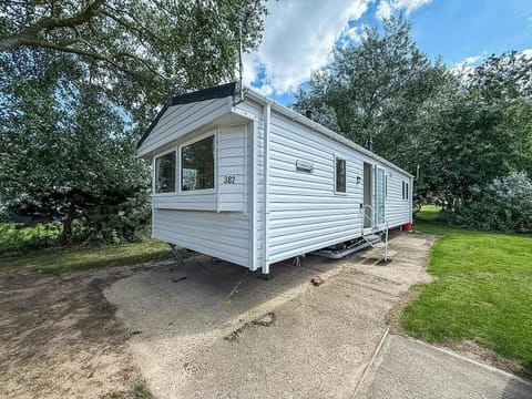 Looking for last minute holidays? Book a cosy 2-bedroom, 6-berth caravan at Broadlands Sands Holiday Park and experience the best of Great Yarmouth, Norfolk.