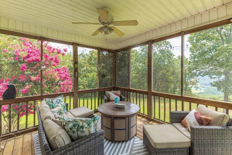 Back screened porch sitting area