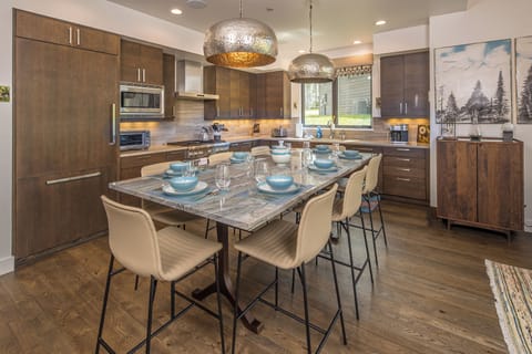 Stunning kitchen with plenty of seating | Lower Level