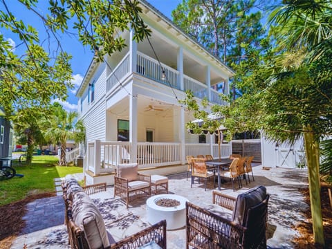 Spacious paved backyard - ideal for relaxing and outdoor gatherings!