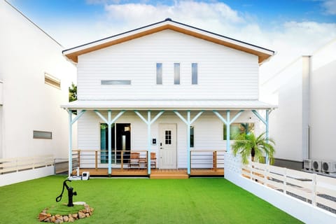Just a short walk from the sea, this villa allows you to relax with your dog while feeling the sea breeze.