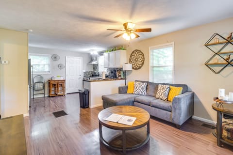 Living Room | Free WiFi | Smart TV | Central A/C