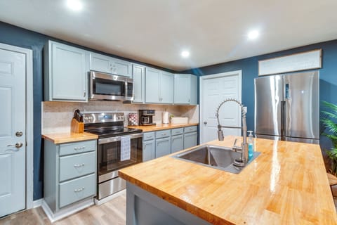 Kitchen | Dual Drip/Keurig Coffee Maker | Dishwasher | Cooking Basics