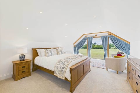 Merrow Cottage, Moorend Cross - Host & Stay