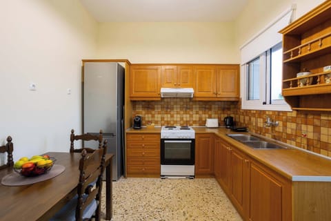 Fully equipped kitchen with wooden cabinetry