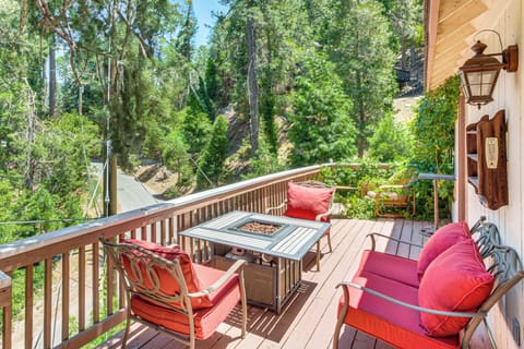 Crestline Vacation Rental | 4BR | 2.5BA | 1,680 Sq Ft | Stairs Required