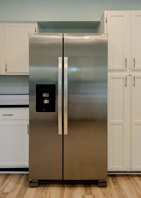 Fridge with Freezer and Ice Maker