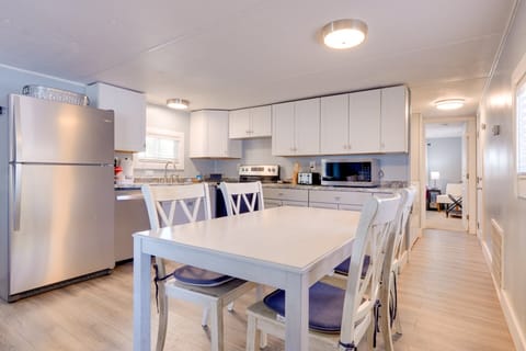 New adorable, remodeled 2-bdrm home in Mesquite, NV near everything. 