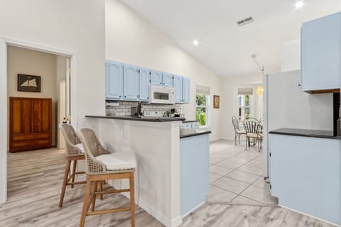 Extra Seating at Bar for Quick Meals