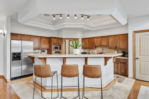 Kitchen: Wine cooler, rip coffee maker, toaster, blender, kettle, cooking utensils, tableware