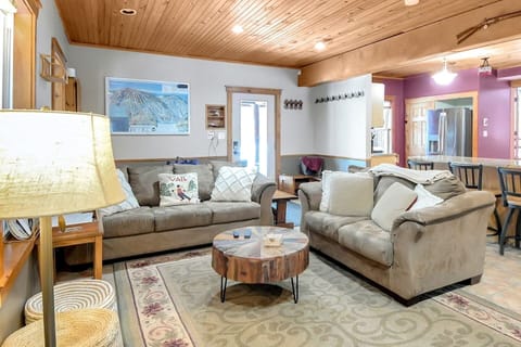 Enjoy a wonderful time with your guests with some tv or board games! 