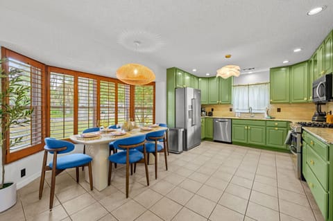 Your foodie dreams called—they’ve found their happy place. Bon appétit with a side of natural light.