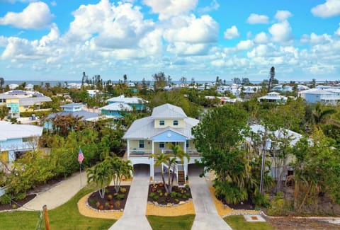 Beautiful North End canal home on a quiet street and close to the beach!