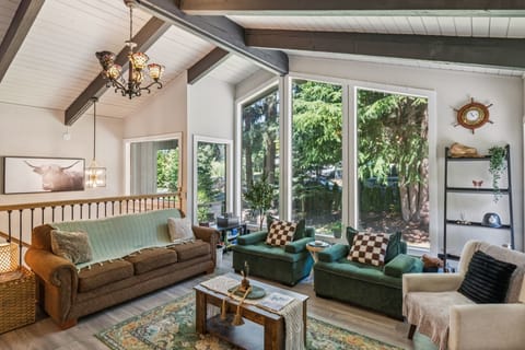 Home Decor, Furniture, Indoors, Living Room, Couch