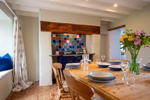 Penrose Cottage in Crackington Haven, Bude. Ground floor: Warming dining room with royal blue Aga